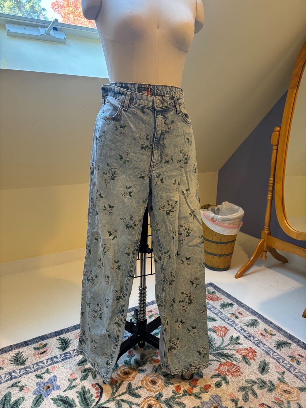 90s relaxed straight wild fableLight Wash Floral Wide-Leg Jeans